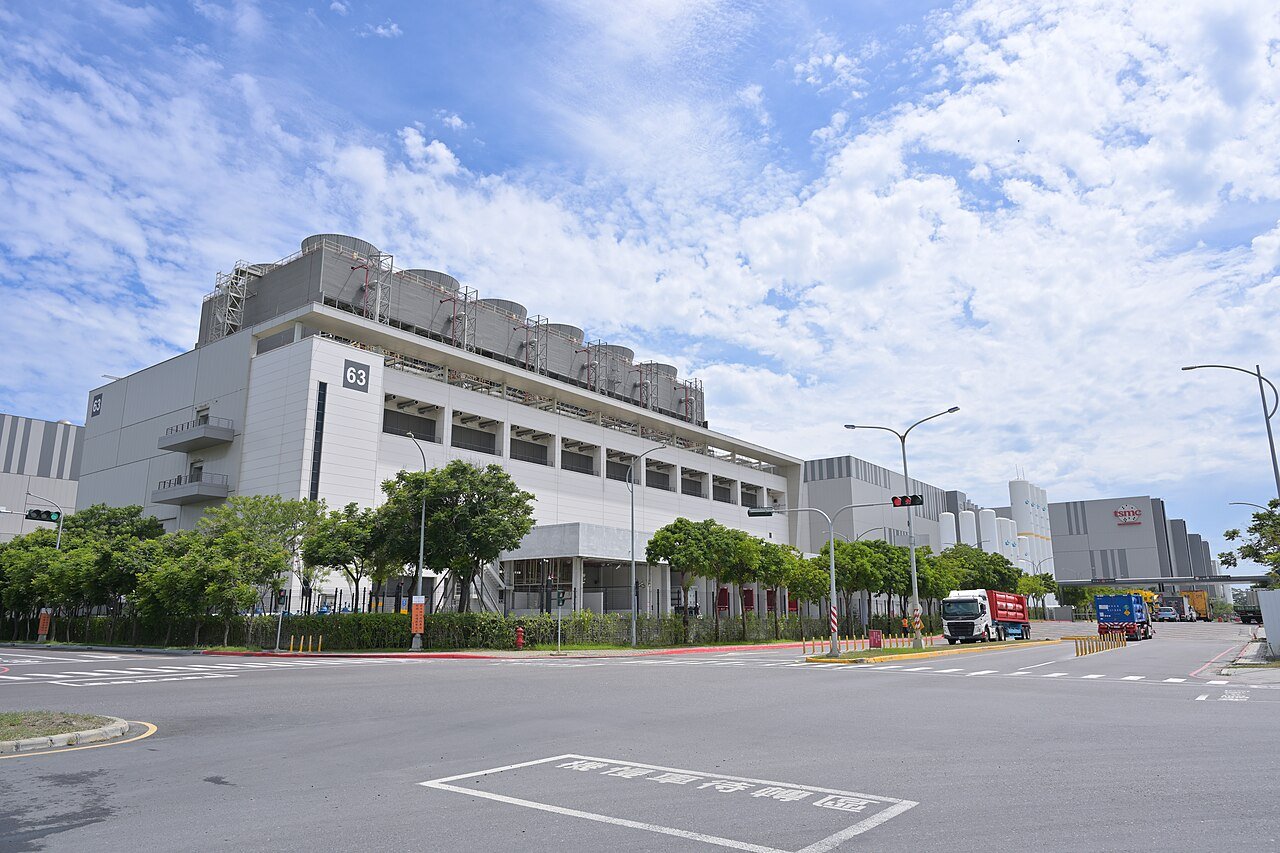 L'usine Fab 18 de TSMC à Tainan, Taïwan, bâtiment industriel avec tours de refroidissement, mai 2025